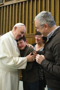 Pietro Schillirò avec ses parents rencontrant le Pape (rencontre des sourds muets)